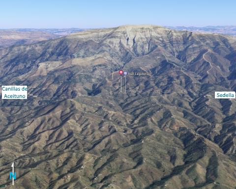 Bjergene set fra syd - Casa Monica er ved den røde prik...
